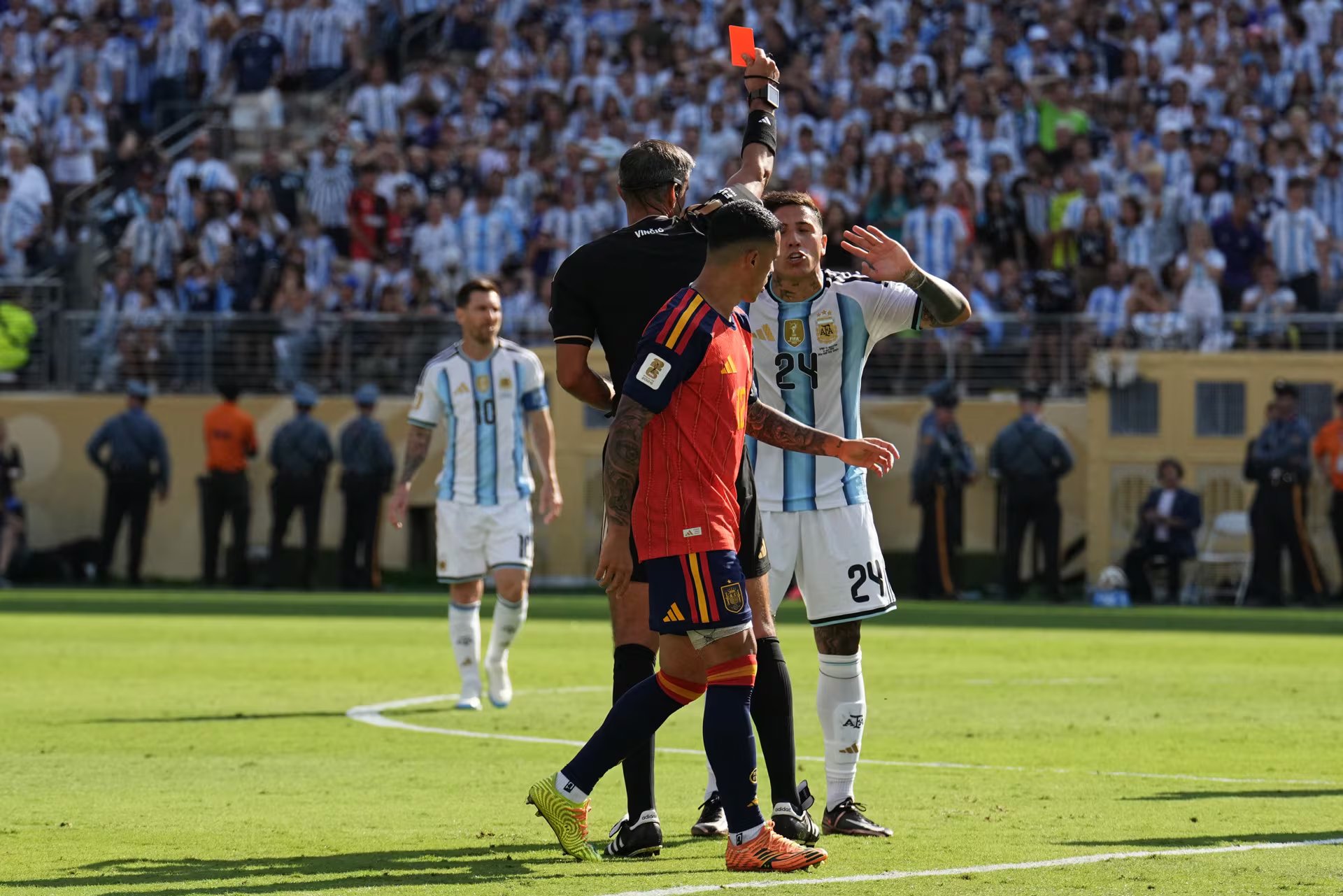 Roja a Enzo Fernández. (AFP)
