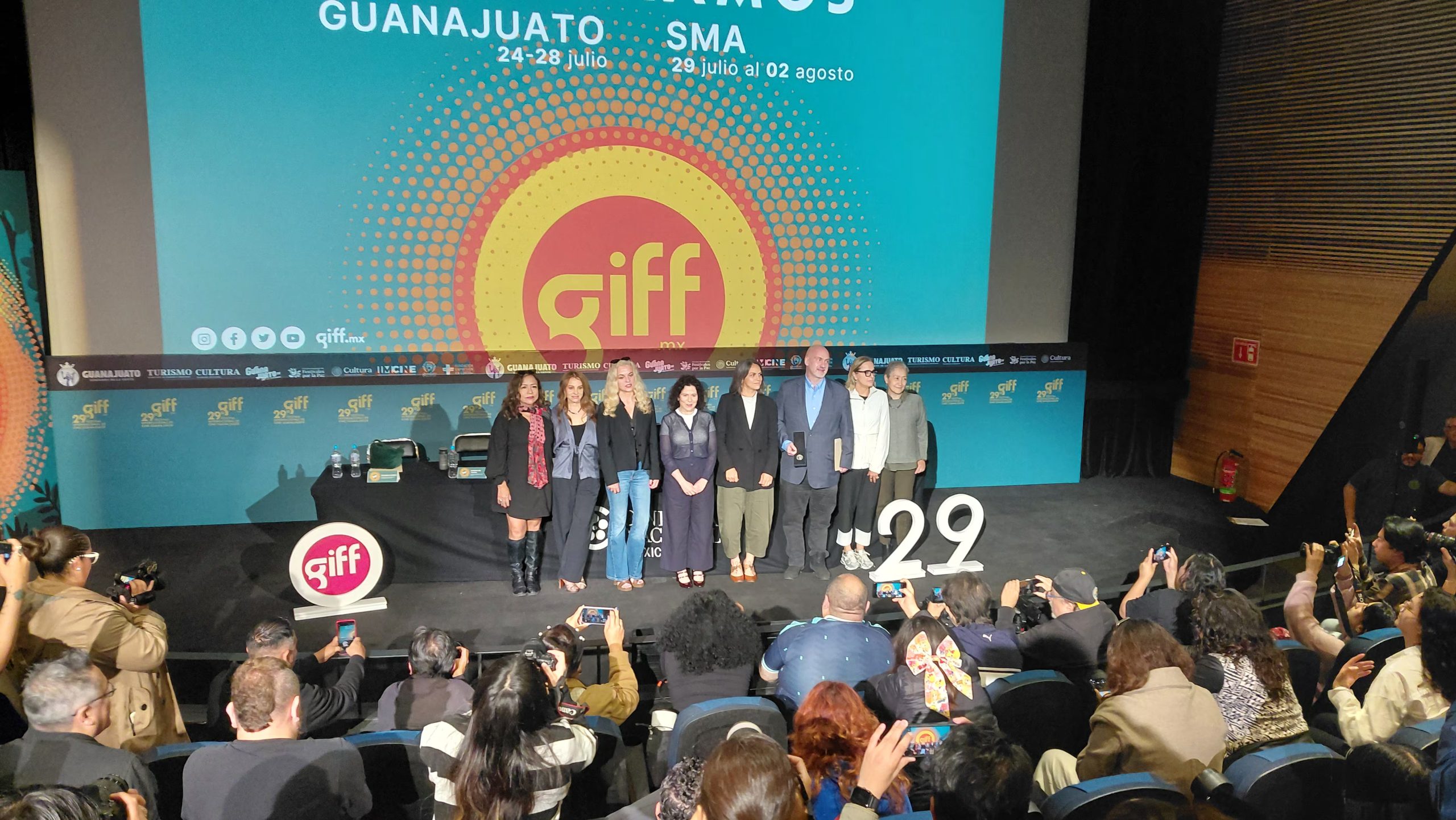 Un grupo de representantes presenta la edición 29 del Festival Internacional de Cine de Guanajuato (GIFF) ante una audiencia en un auditorio. (GIFF/ Selene Miranda Infobae)