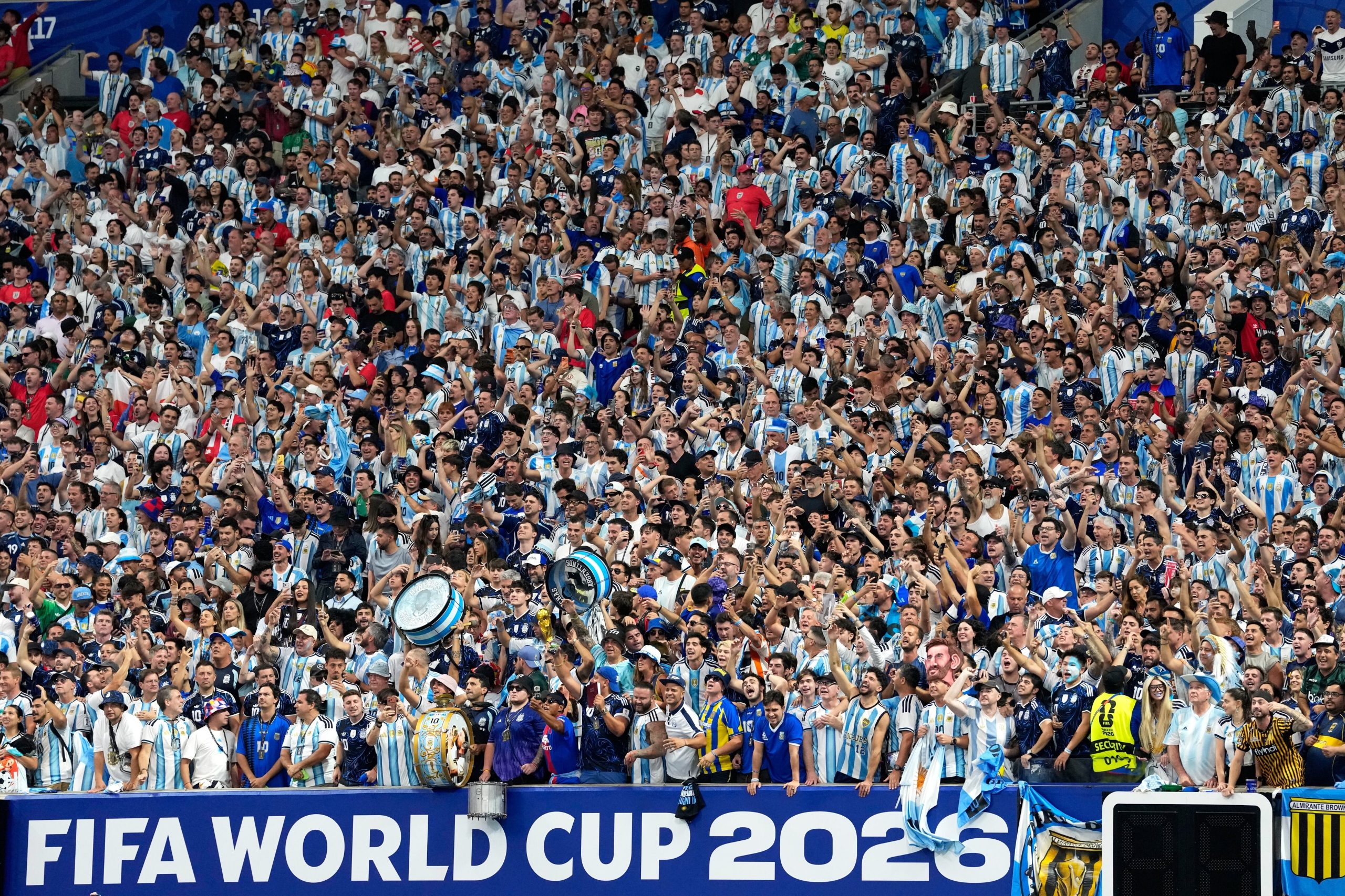 Miles de hinchas buscan llegar al MetLife Stadium de Nueva Jersey para ver a la selección argentina enfrentarse a España el domingo 19 de julio