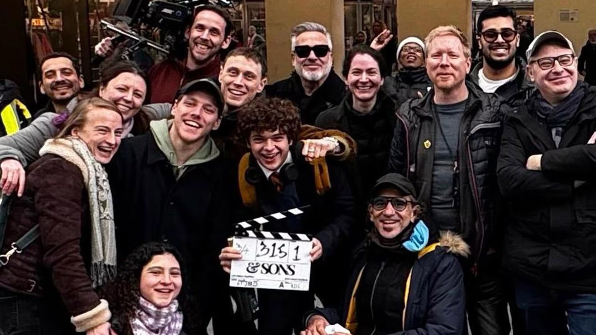 Foto del fin de rodaje con George MacKay, Noah Jupe, Pablo Trapero, Axel Kuschevatzky y Diego Kolankowsky, 