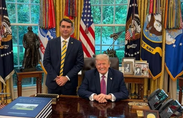 Flávio Bolsonaro junto a Donald Trump en el Salón Oval (Archivo)