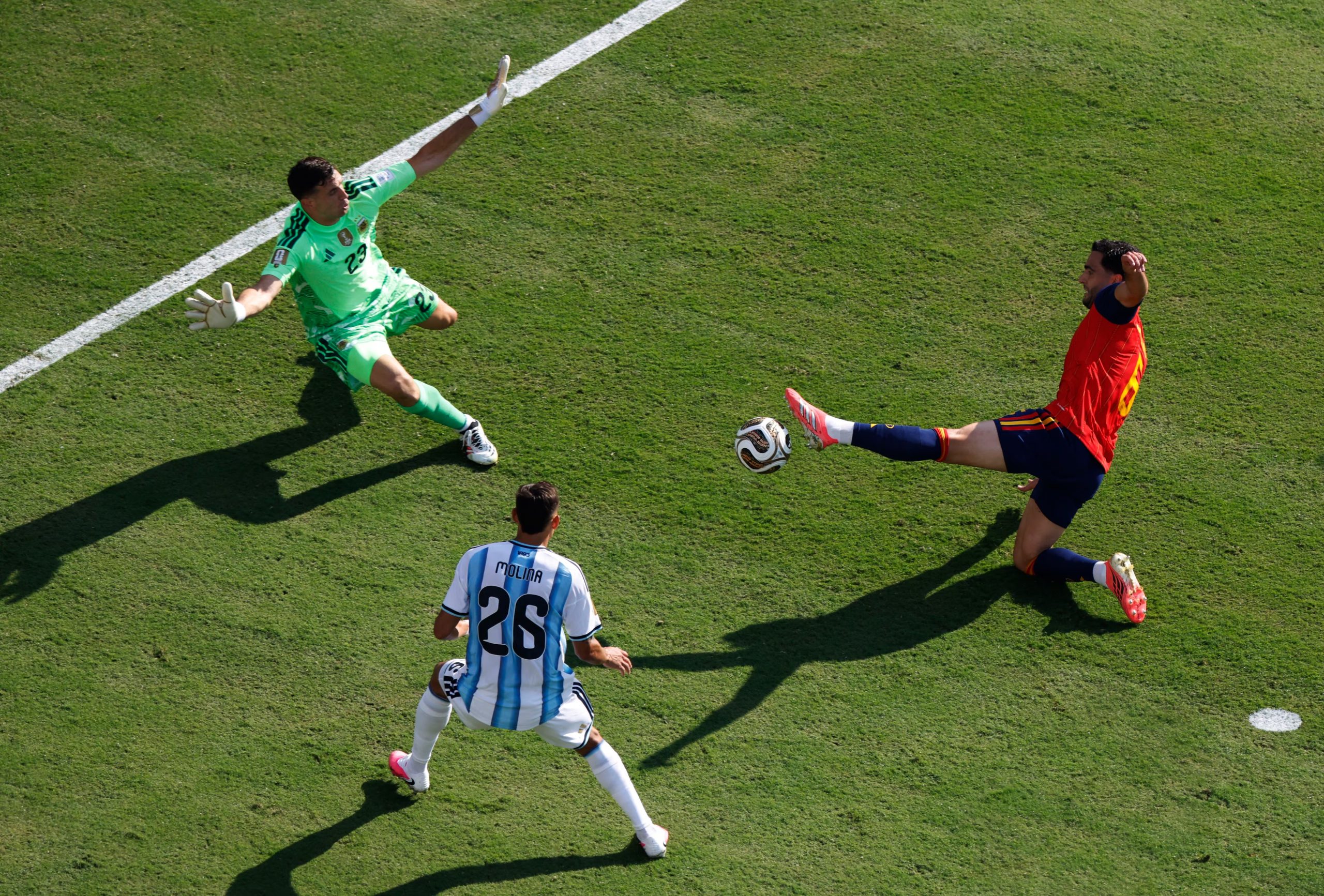Soccer Football - FIFA World Cup 2026 - Final - Spain v Argentina - New York/New Jersey Stadium, East Rutherford, New Jersey, U.S. - July 19, 2026 Argentina's Emiliano Martinez in action with Spain's Mikel Merino REUTERS/Brian Snyder