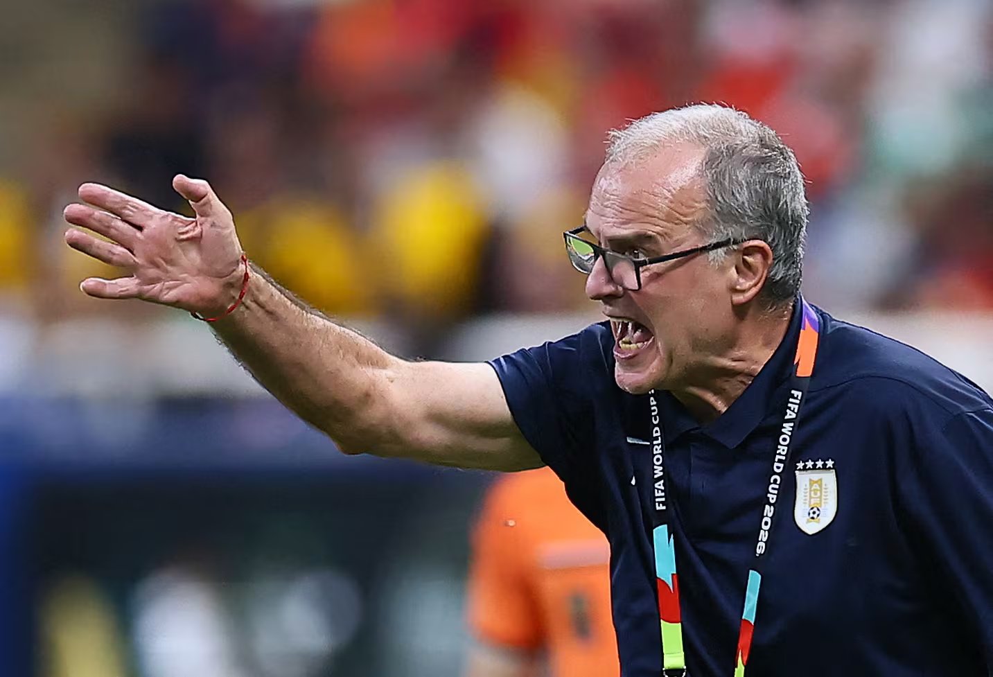 Marcelo Bielsa dirigiendo a Uruguay ante España en el Estadio Guadalajara (REUTERS/Eloisa Sanchez)