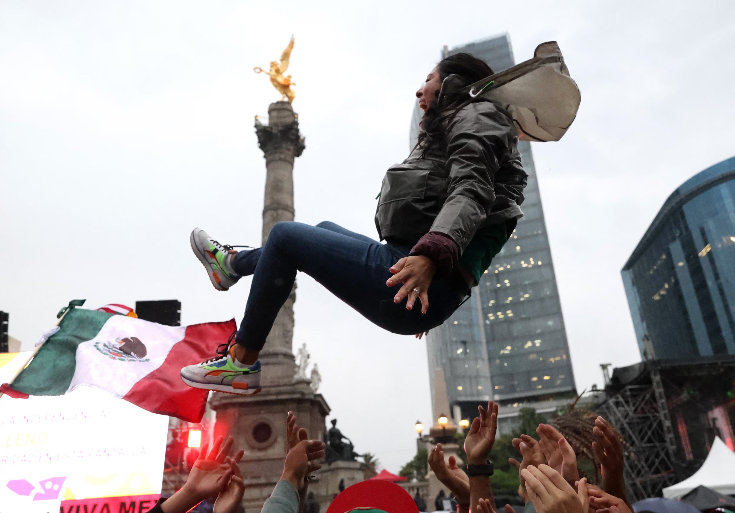 Festejos en el Ángel de la Independencia durante el Mundial 206 (REUTERS/Luis Cortes)