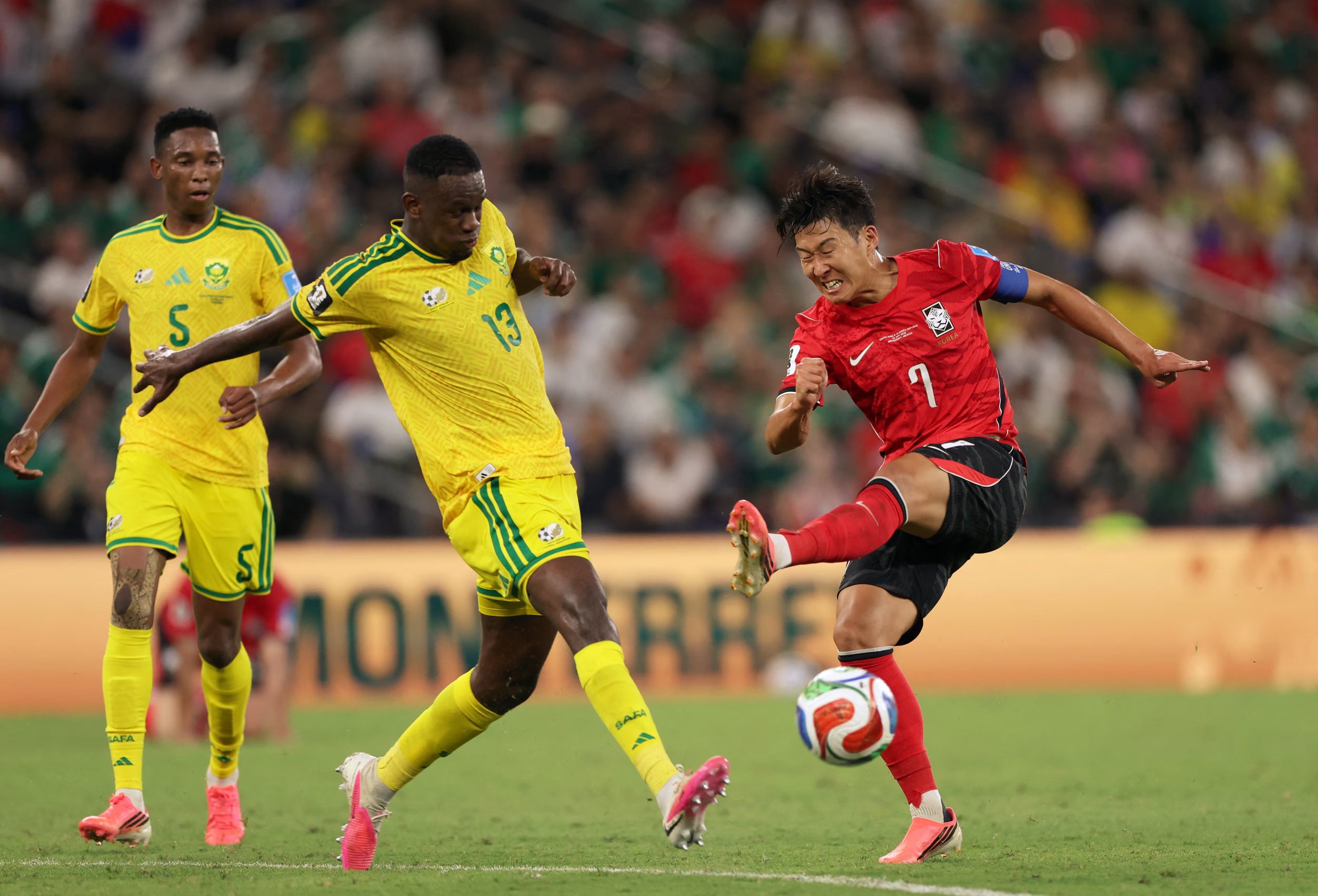 Partido de Sudáfrica vs Corea en fase de grupos (Photo by Julio Cesar AGUILAR / AFP)