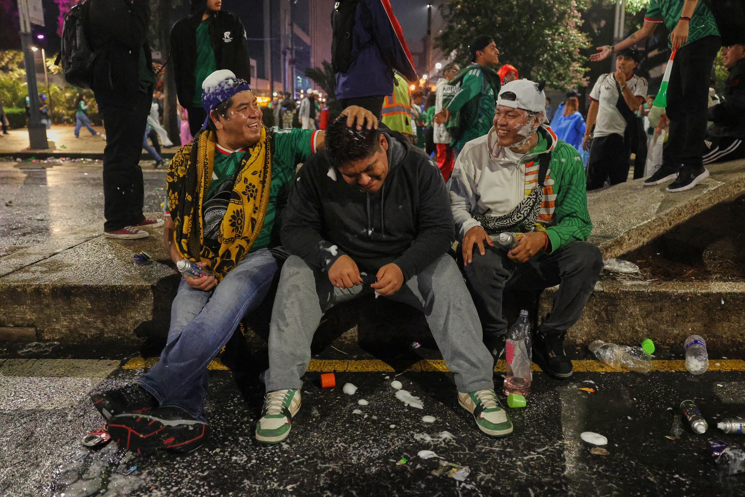 Afición llorando la derrota de México (Photo by Claudia Rosel / AFP)