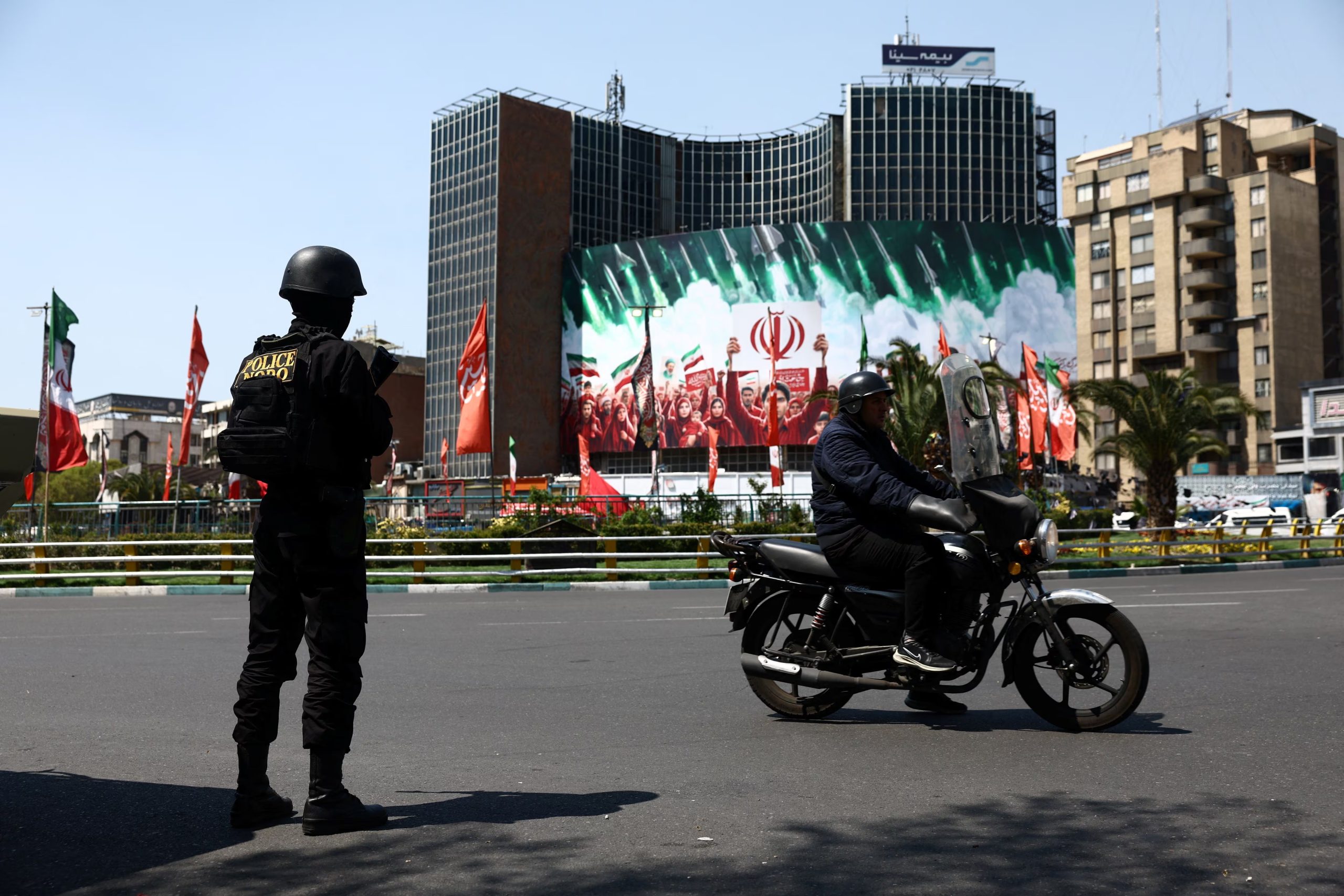 Un miembro de la policía monta guardia en una calle, en medio del conflicto entre Estados Unidos e Israel con Irán, en Teherán, Irán, 1 de abril de 2026
Majid Asgaripour/WANA (Agencia de Noticias de Asia Occidental) vía REUTERS