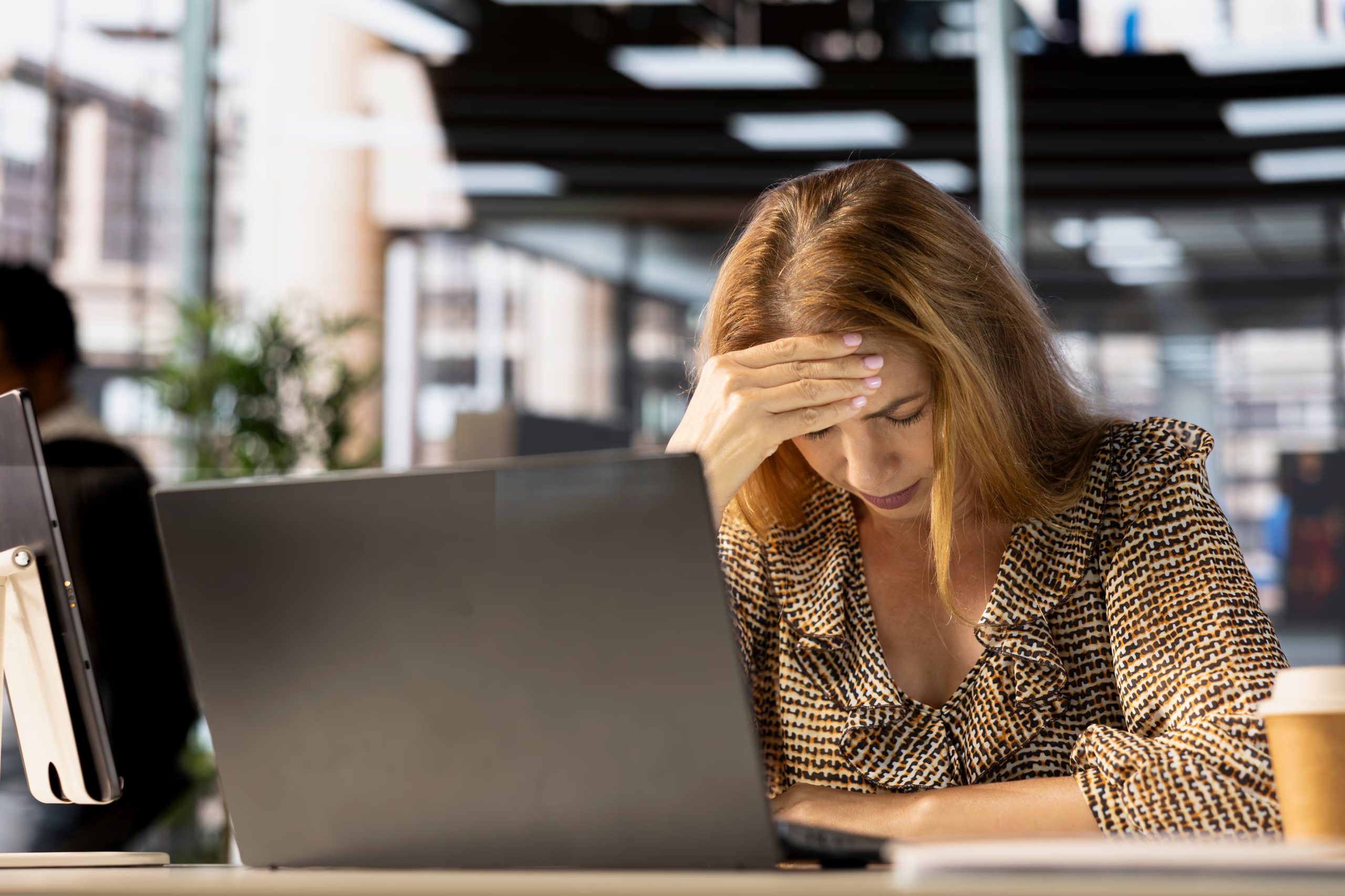 Muchas personas sienten estrés o ansiedad relacionados con su trabajo. (Magnific)