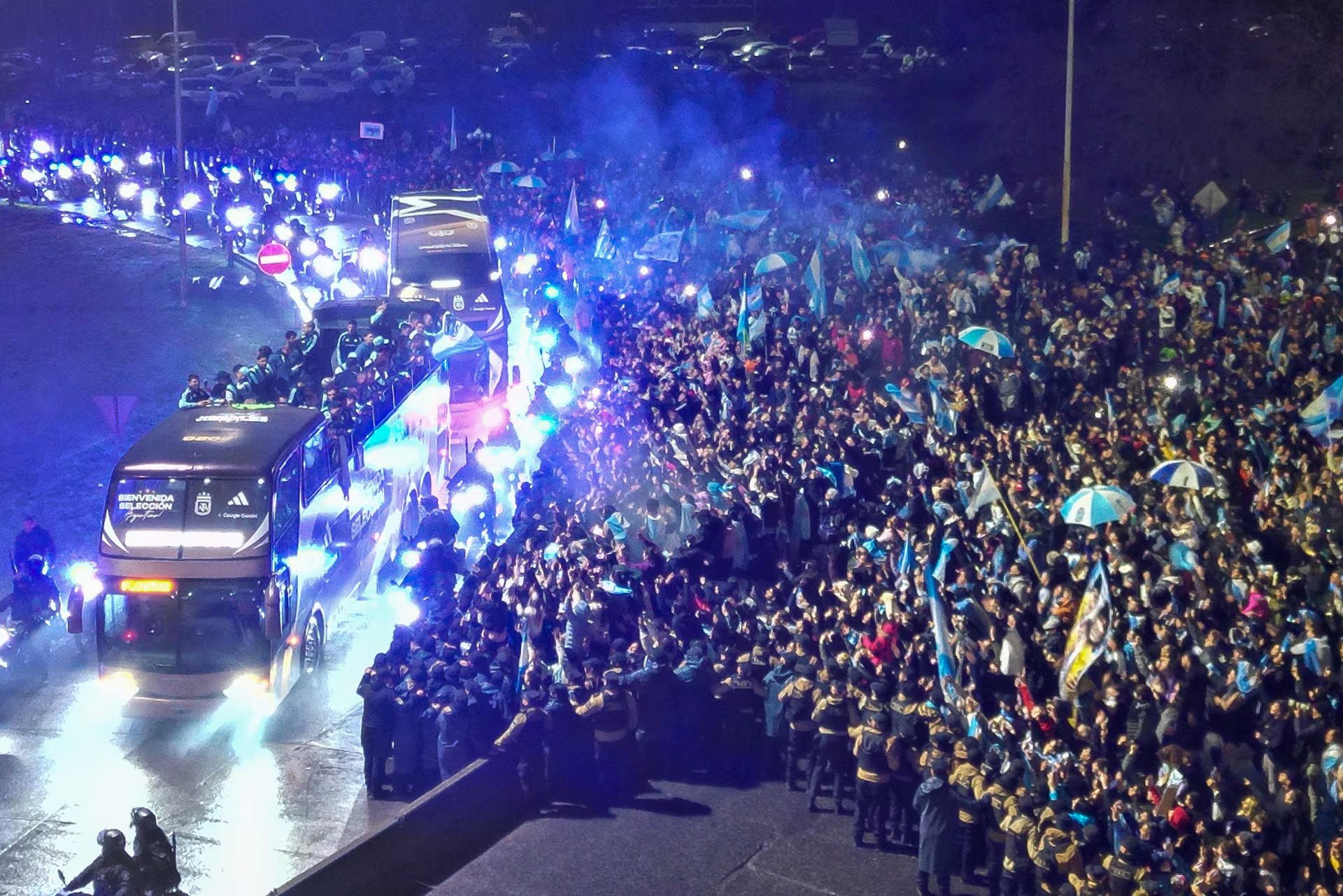 Paula Carrevedo explicó que pudo comunicarse con la Selección Argentina cuando el vuelo internacional cruzó la frontera e ingresó al país (Argentina). EFE/ STR
