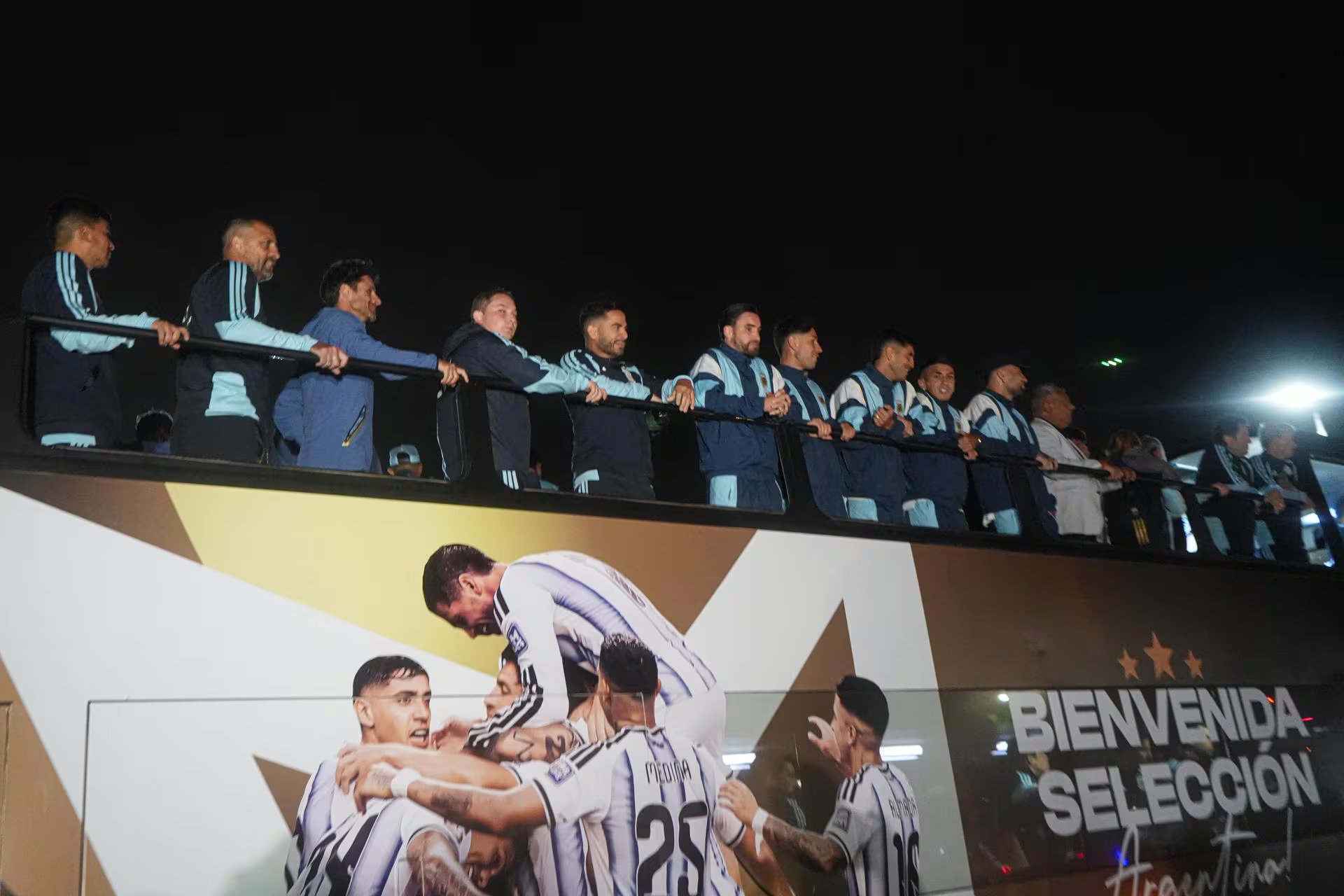 Paula Carrevedo señaló que el comandante del vuelo permitió la interacción y que esa autorización hizo posible el saludo a la Selección Argentina