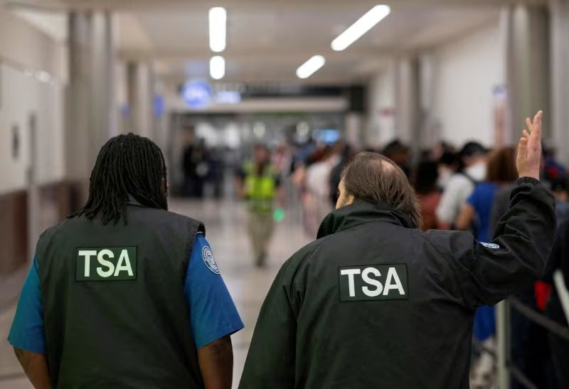 El público deberá someterse a inspecciones comparables a las de los aeropuertos, con restricciones estrictas sobre los objetos personales admitidos (REUTERS/Alyssa Pointer)