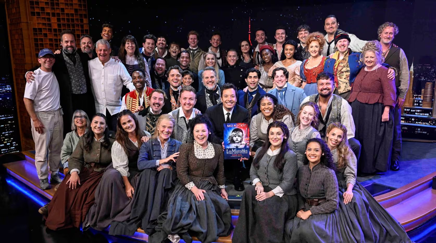 El elenco de Les Misérables interpretó “One Day More” en el estudio 6B del Rockefeller Center de Nueva York