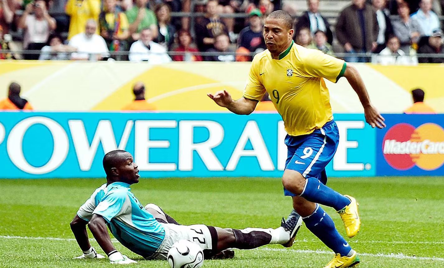 Ronaldo anotando uno de los goles de Brasil ante Ghana en octavos del Mundial de Alemania 2006 - crédito FIFA