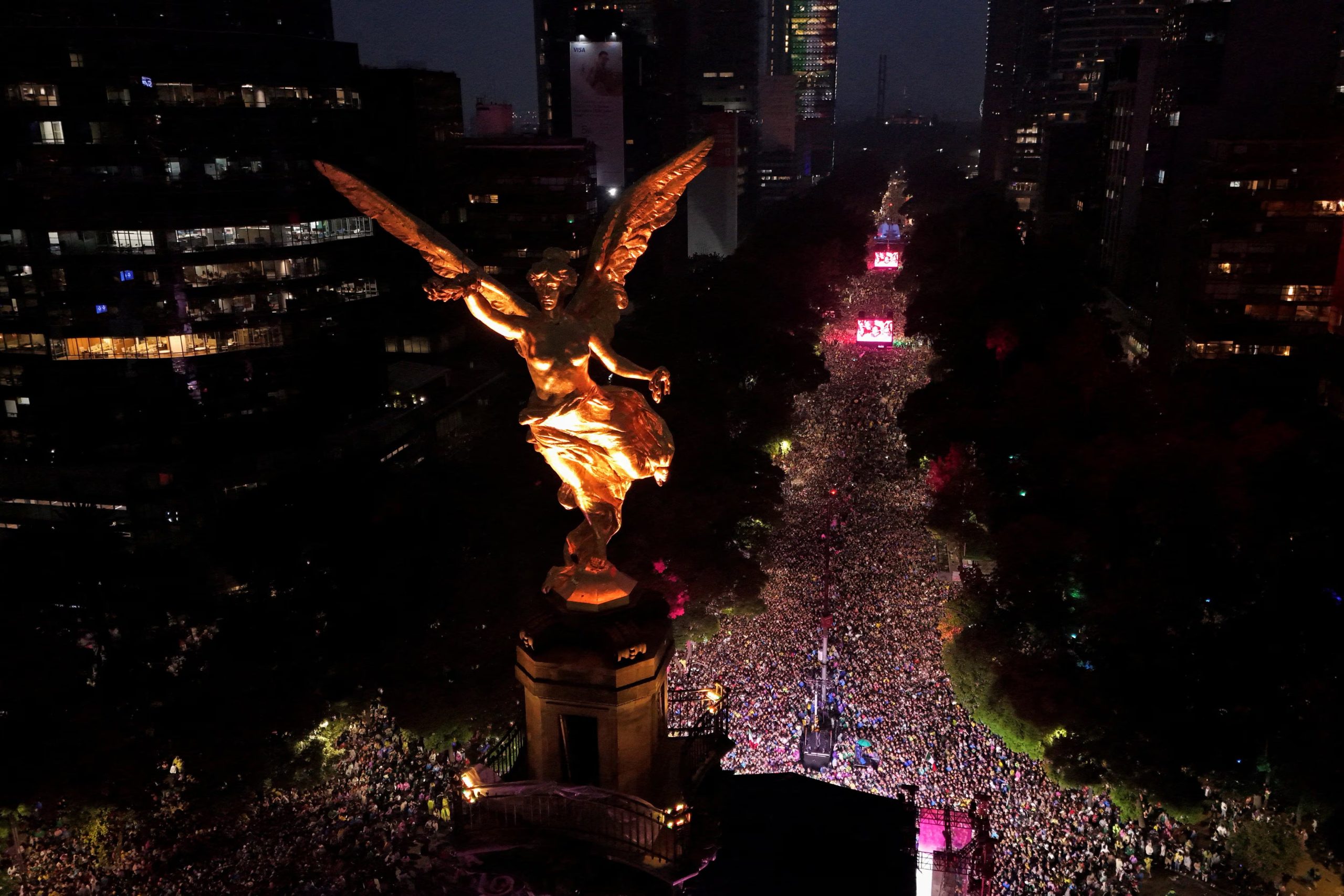 Una imagen tomada desde un dron muestra a los aficionados mexicanos reunidos en el Ángel de la Independencia antes del partido. REUTERS/Armando Vega IMÁGENES DEL DÍA DE TPX