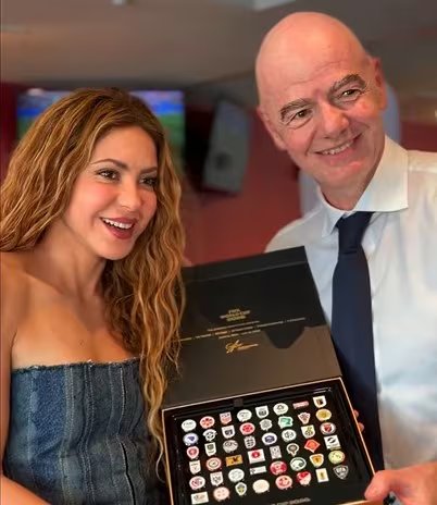 La cantante recibió una placa de reconocimiento por parte de Infantino - crédito @gianni_infantino/Instagram