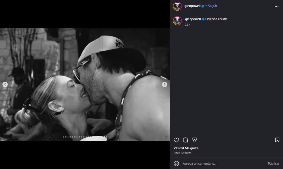 Glen Powell y Michelle Randolph aparecen besándose en una de las fotos de la publicación.