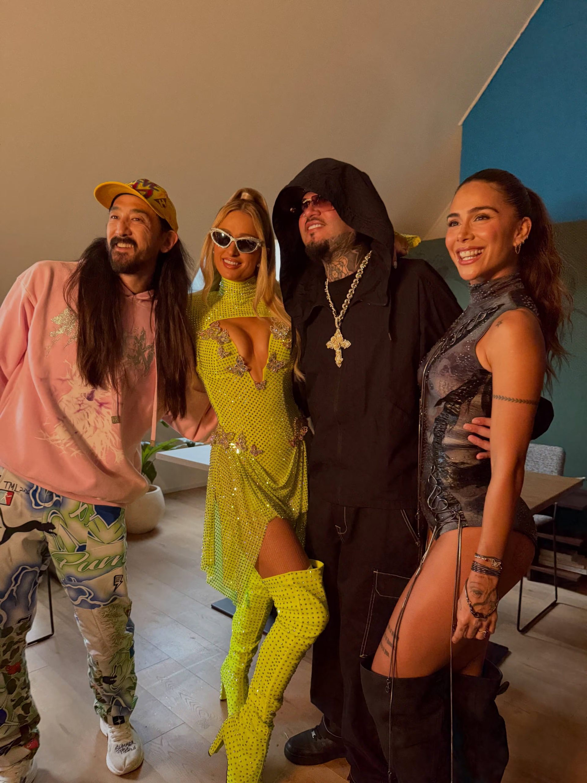 Greeicy impulsó la promoción de YAPAQUE con su actuación en Tomorrowland junto a Steve Aoki y Farruko. Tras bambalinas, la caleña coincidió con Paris Hilton - crédito cortesía Greeicy