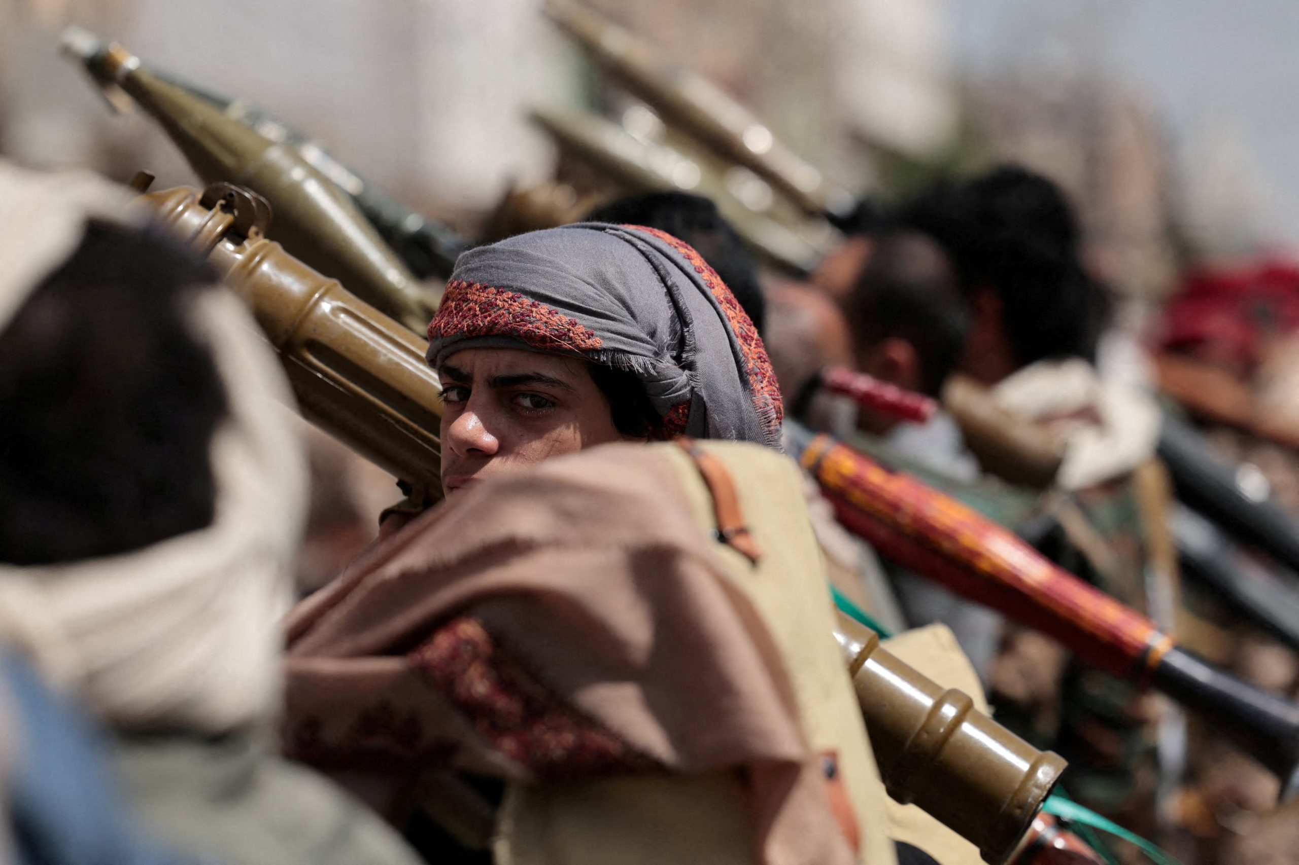 Un seguidor hutí observa durante una manifestación a favor de Irán, mientras continúa el conflicto entre Estados Unidos, Israel e Irán, en Saná, Yemen (REUTERS/Khaled Abdullah/Archivo)