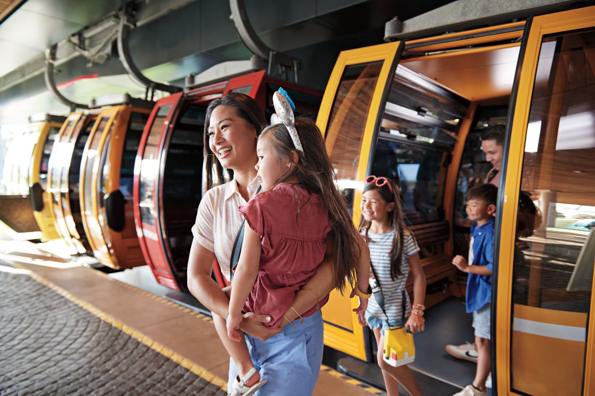 El transporte gratuito conecta los hoteles con Disney Springs para mayor comodidad. (Cortesía © 2025 Disney. Todos los derechos reservados.)