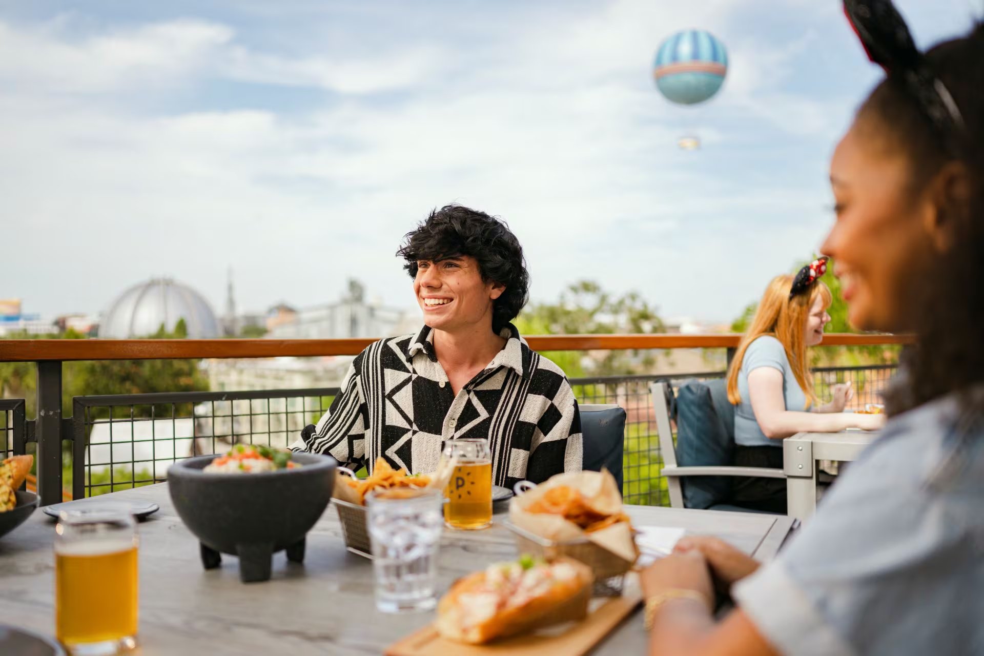 Disney Springs es una alternativa para disfrutar compras, gastronomía y ocio fuera de los parques temáticos. (Cortesía © 2025 Disney. Todos los derechos reservados.)