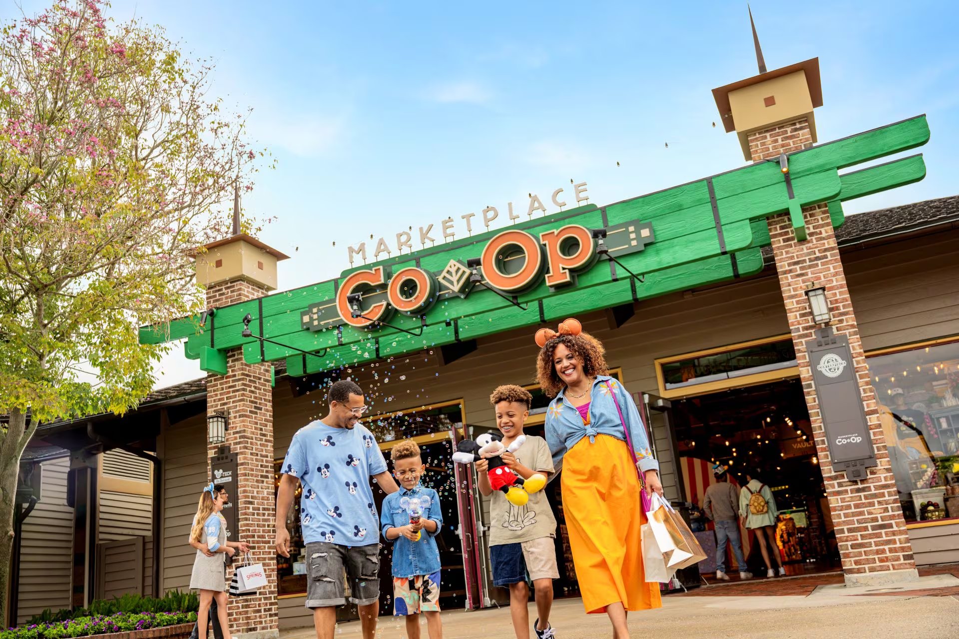 Marketplace Co-Op destaca como tienda esencial para compras exclusivas en Disney Springs. (Cortesía © 2025 Disney. Todos los derechos reservados.)