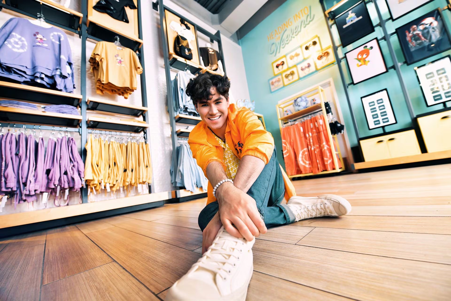 La experiencia de compra incluye opciones para toda la familia, con espacios dedicados a ropa infantil, accesorios y artículos de colección. (Cortesía © 2025 Disney. Todos los derechos reservados.)