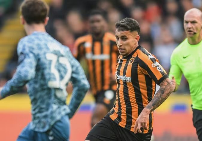 El jugador colombiano debutó en la segunda división de Inglaterra con el Hull City, pero no se ganó la tituar hasta la llegada de Rubén Sellés a la dirección técnica - crédito @hullcity/Instagram