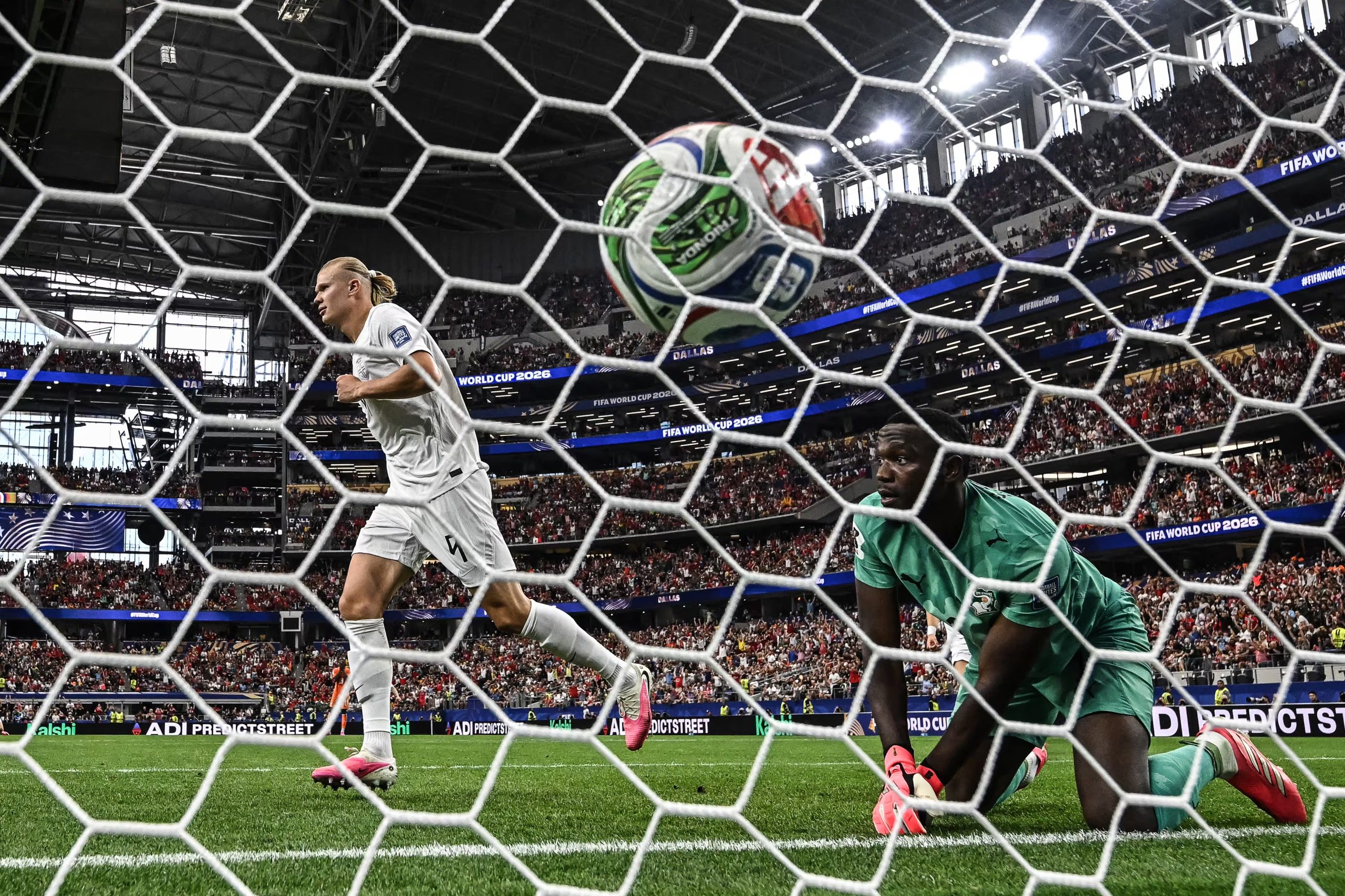 Erling Haaland, su figura estrella, es el máximo líder dentro del vestuario Noruego. En la foto, el gol que marcó ante Costa de Márfil. (Infobae Centroamérica/ Paul ELLIS / AFP)