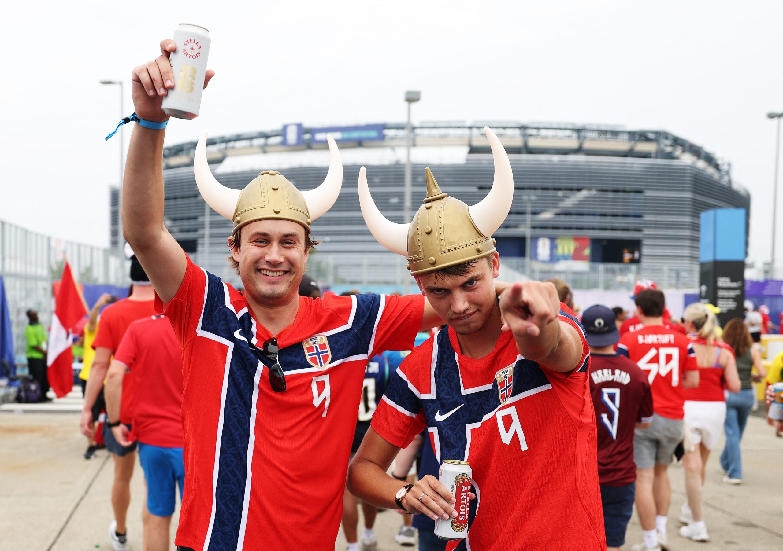 En las afueras del estadio de la ciudad de New Jersey,y de cada ciudad donde los nórdicos están presentes, la indumentaria vikinga resalta sobre el resto. (Infobae Centroamérica/ AL BELLO / GETTY IMAGES NORTH AMERICA / Getty Images via AFP)