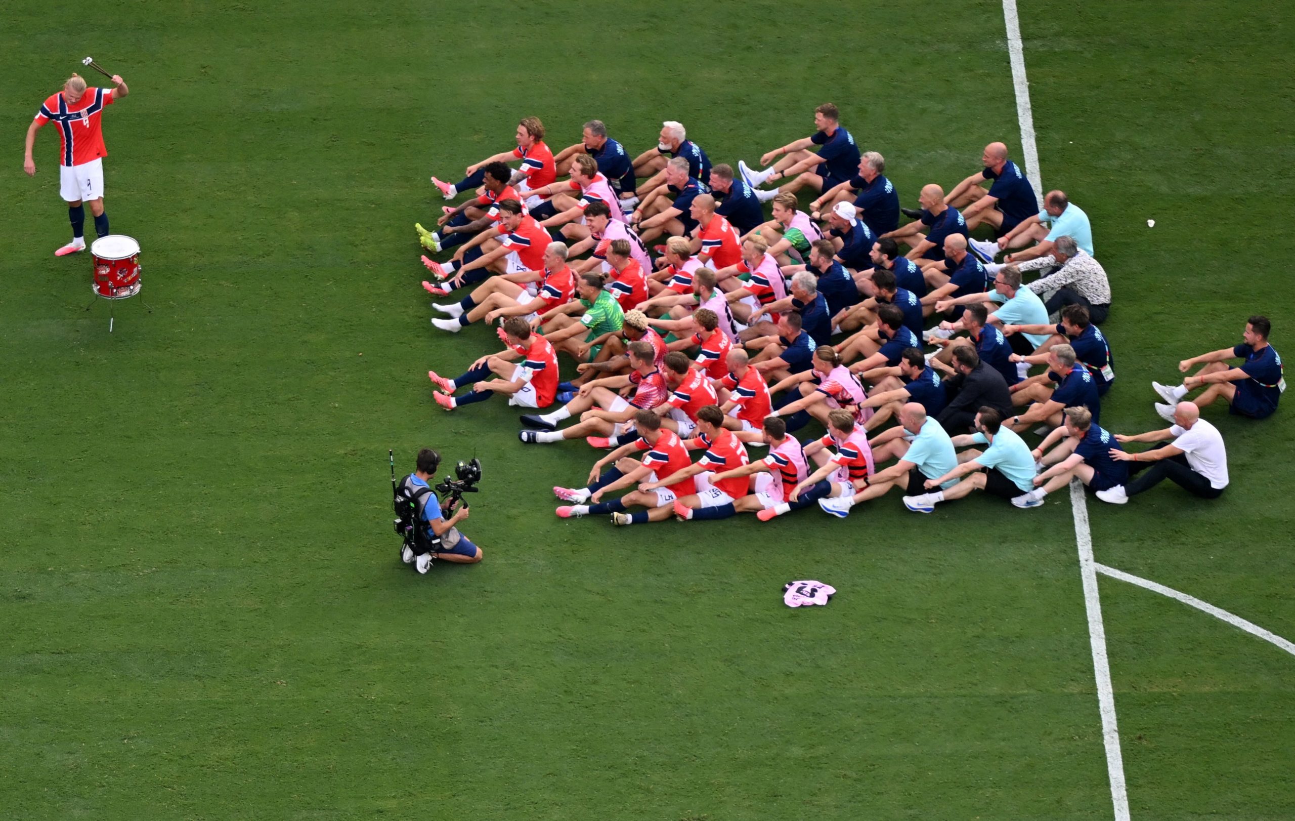 La unidad de la selección de Noruega junto a su afición es uno de sus pilares principales. (Infobae Centroamérica/ Jewel SAMAD / AFP)