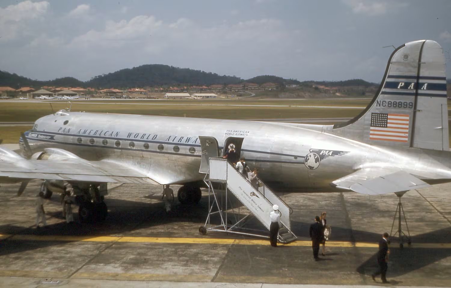 Dos motores del lado derecho del Douglas DC-4 perdieron potencia tras el despegue y el piloto John C. Burn intentó regresar a San Juan antes del amerizaje de emergencia (AirSea Heritage Foundation).