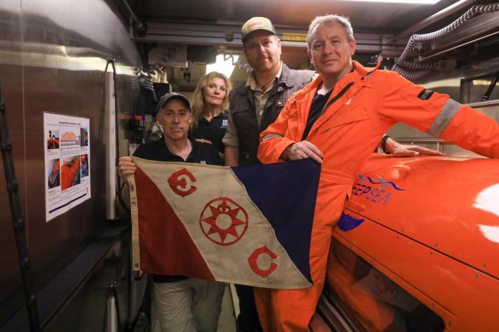 Miembros del equipo de búsqueda de los restos del avión “Especial de Pascua” de Pan Am, entre ellos Russ Matthews y Josh Gates (AirSea Heritage Foundation).