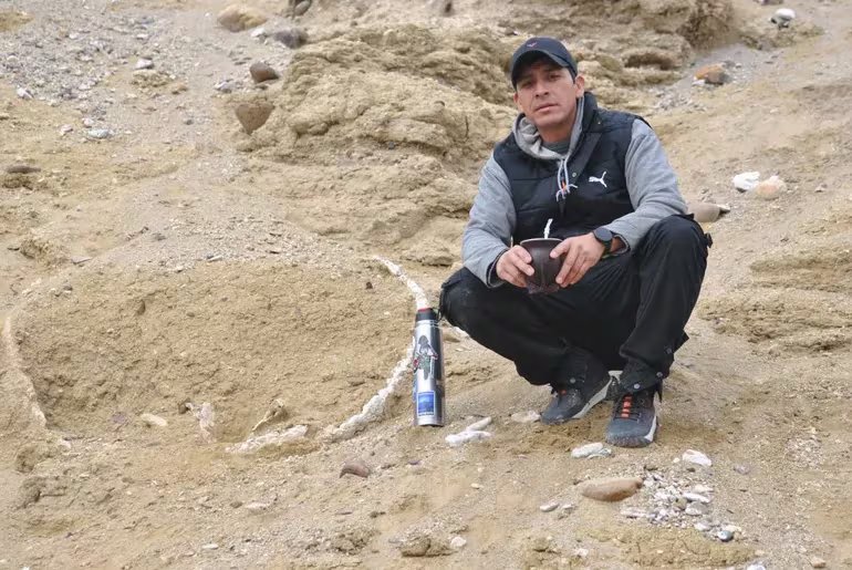 Un vecino de la localidad neuquina de Mariano Moreno halló los restos de un gliptodonte (gentileza LM Neuquén)