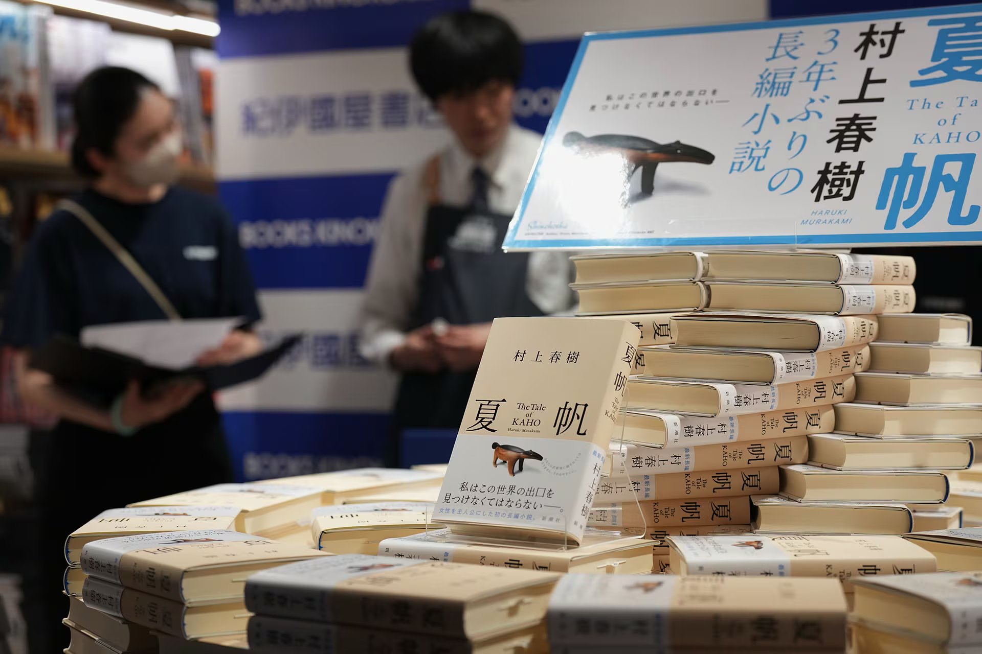 Decenas de lectores se congregaron de madrugada en librerías de Tokio para comprar La historia de Kaho en su lanzamiento en Japón