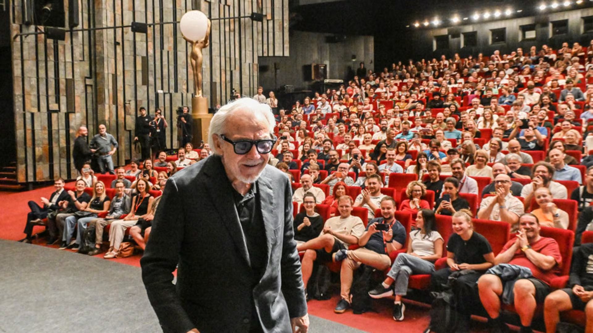 Harvey Keitel advirtió en Karlovy Vary sobre los riesgos de la inteligencia artificial para la actuación a partir de una réplica de la voz de Michael Caine usada en un audiolibro de 'La Odisea'