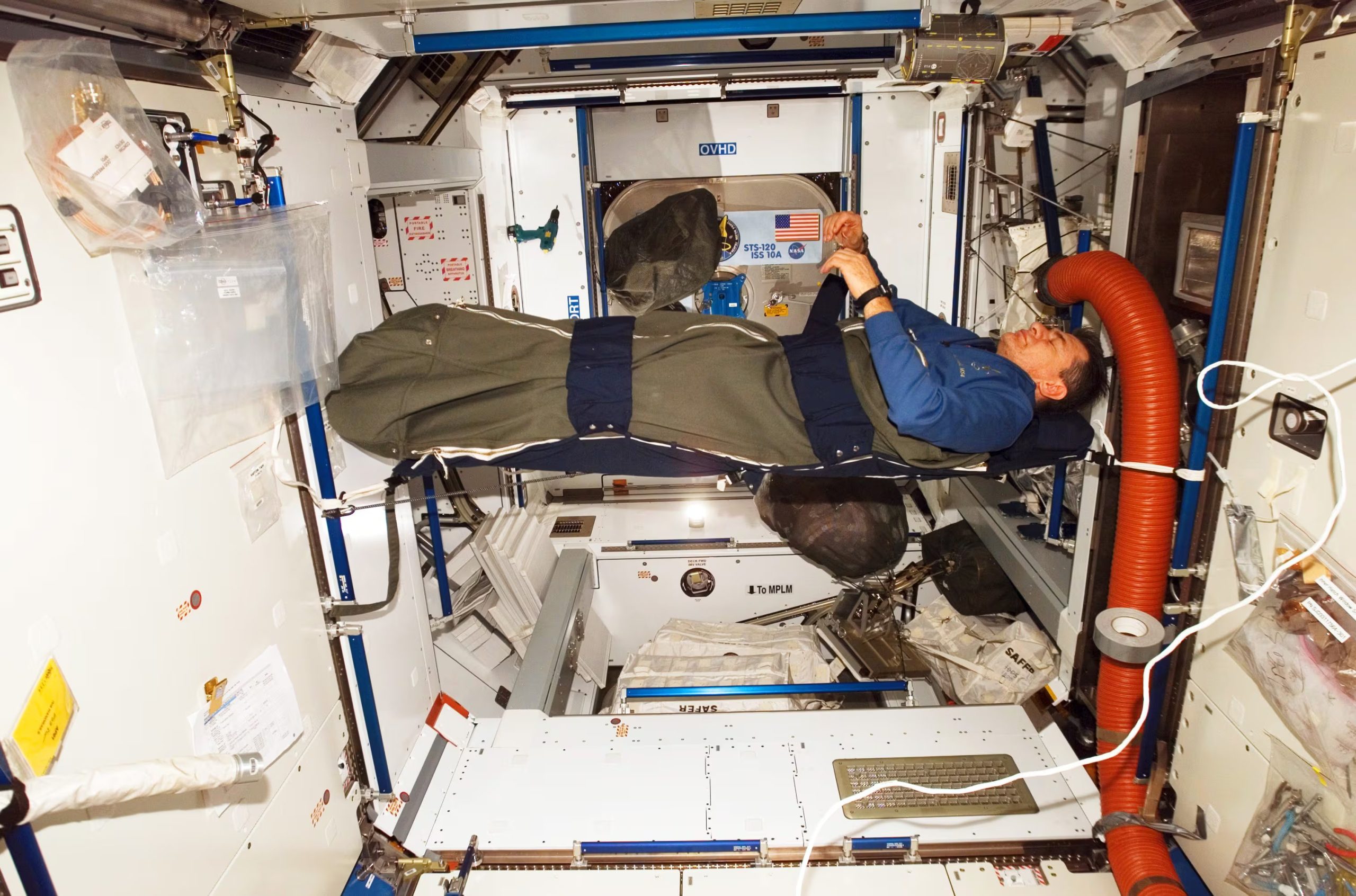 El astronauta de la Agencia Espacial Europea Paolo Nespoli en su saco de dormir a bordo de la Estación Espacial Internacional (NASA/ESA - EFE)