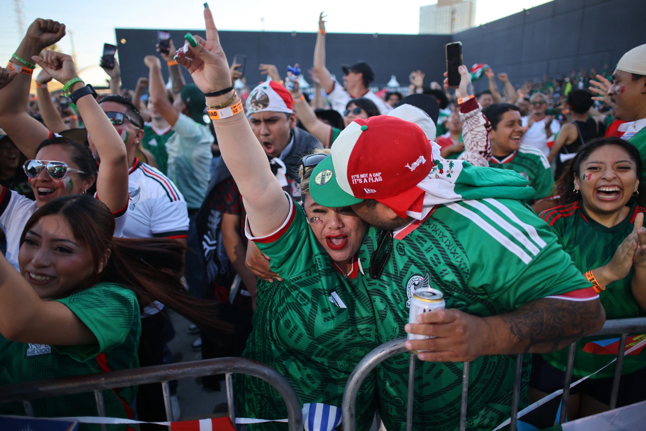 El fan mexicano se encontró en todas partes de Norteamérica. REUTERS/Daniel Cole
