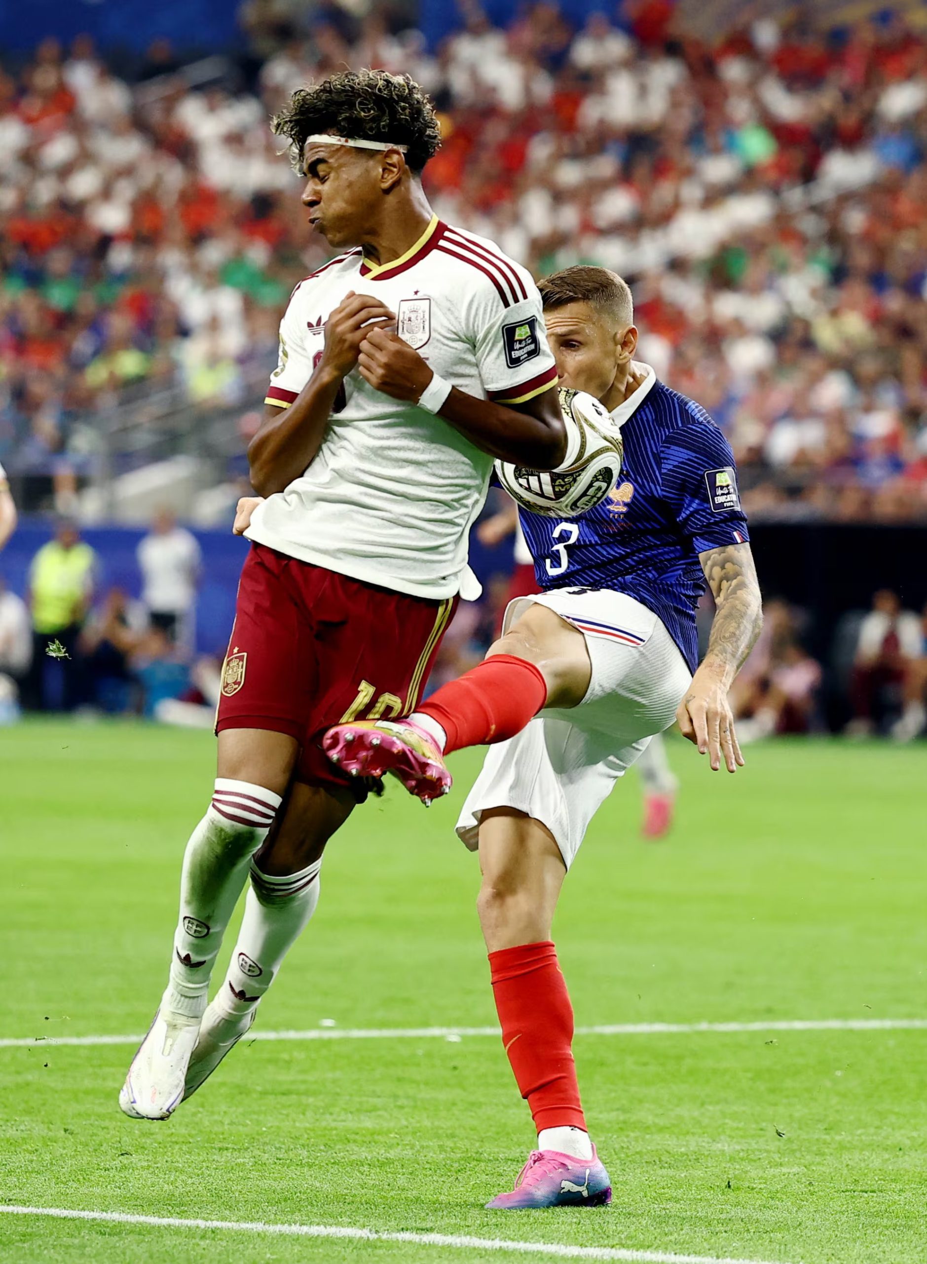 El joven delantero del Barcelona recibió una patada en el área gala. (REUTERS/Lee Smith)