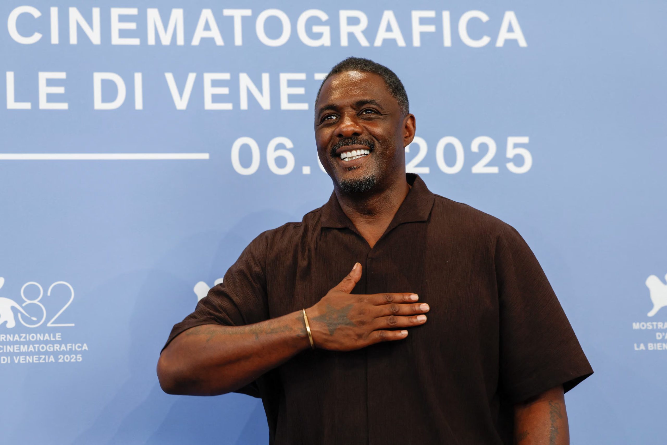 Idris Elba sostiene que el envejecimiento trae cambios físicos, pero afirma que la constancia en el ejercicio ayuda a revertir esa tendencia (REUTERS/Remo Casilli)