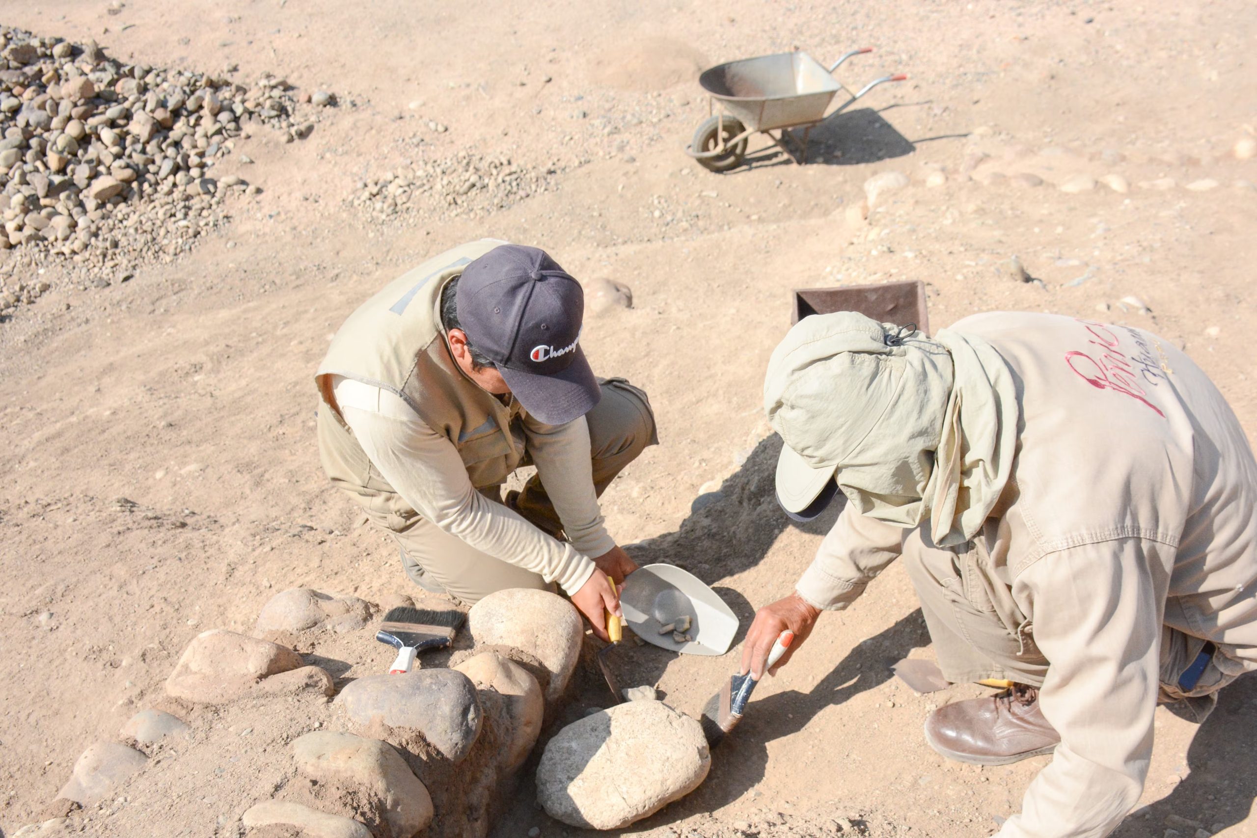 Equipo de Peñico limpia zona de hallazgo. Peñico. Zona Arqueológica Caral – Ministerio de Cultura.