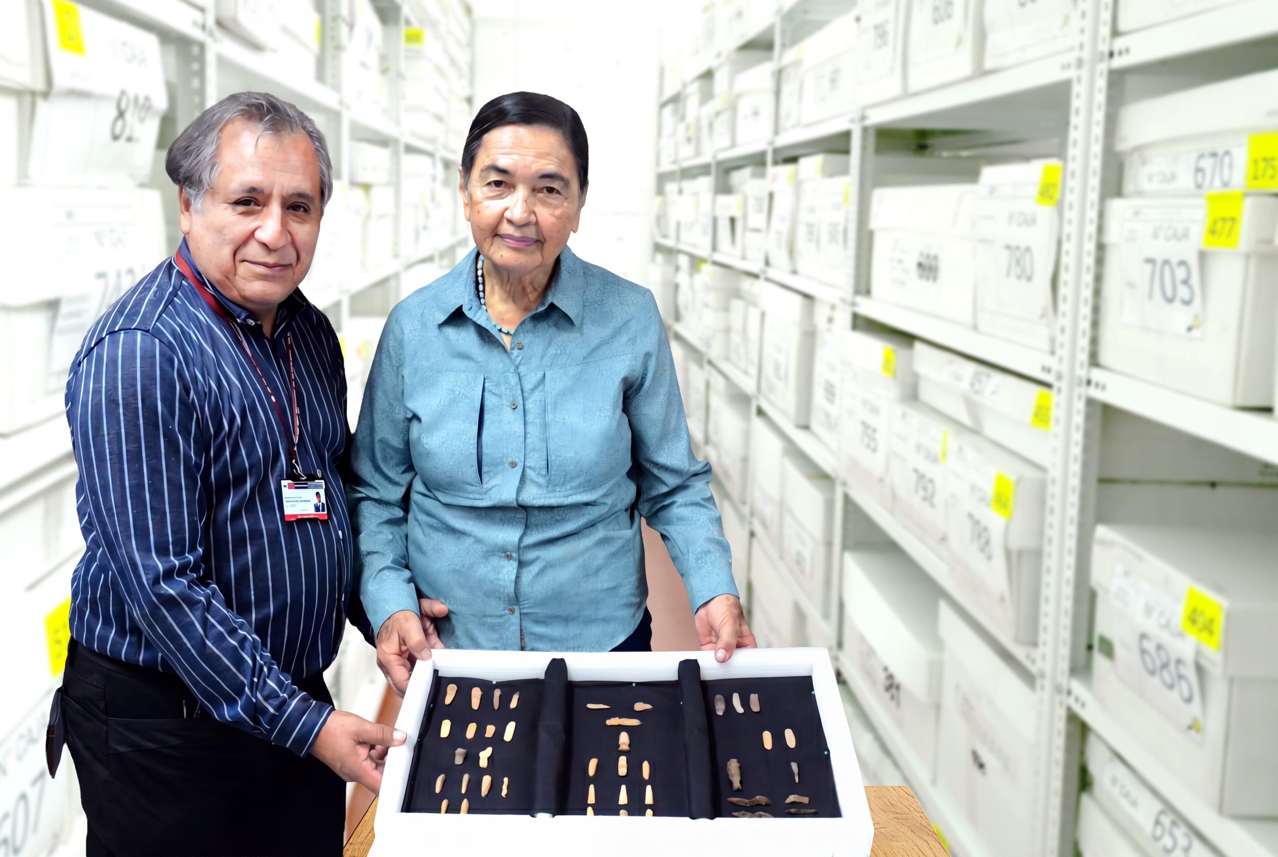 Doctora Ruth Shady (principal investigadora de Caral) y doctor Marco Machacuay (director de Investigación y Conservación de Bienes Inmuebles Arqueológicos) con hallazgo. Zona Arqueológica Caral – Ministerio de Cultura.