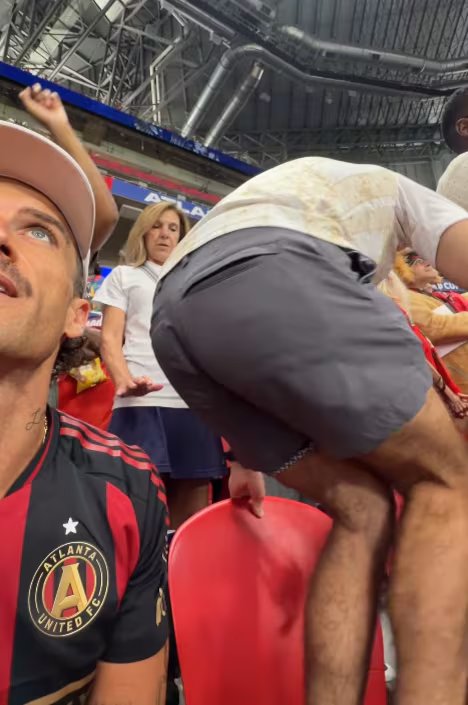 Una mujer que aparece en el video le reprocha a Cohen que hay un partido en curso, en medio de las quejas por su conducta en la tribuna (Instagram/@notreallywellness)