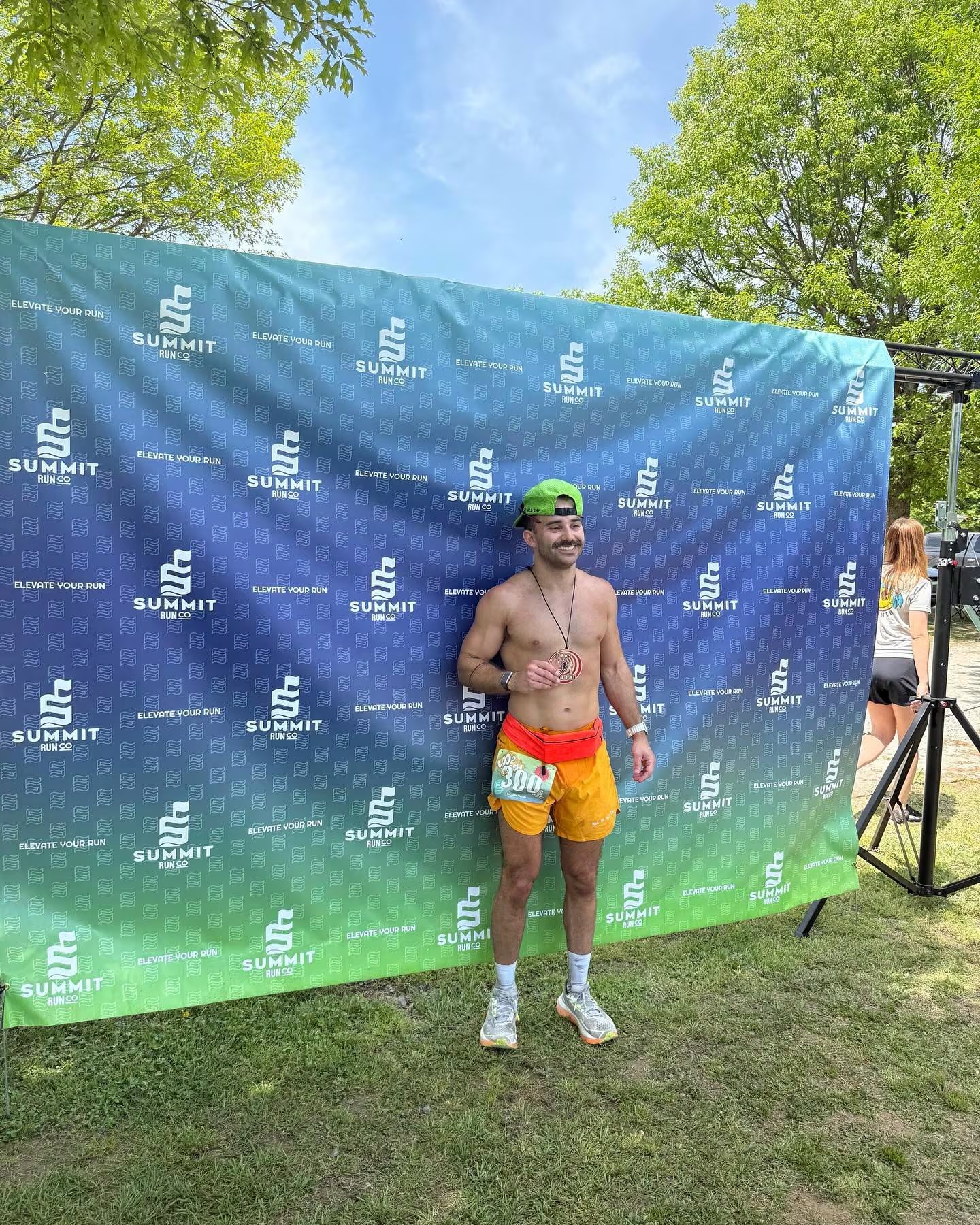 Jacob Abrams Cohen respondió que fue invitado por una marca y afirmó que estaba en una sección promocional donde nadie pagó por estar presente en el video (Instagram/@notreallywellness)