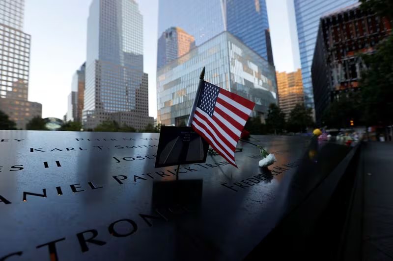 Un memorial del 11 de septiembre es fotografiado en el aniversario número 20 de los ataques en Manhattan, Nueva York, EEUU, 11 de septiembre del 2021. REUTERS/Mike Segar