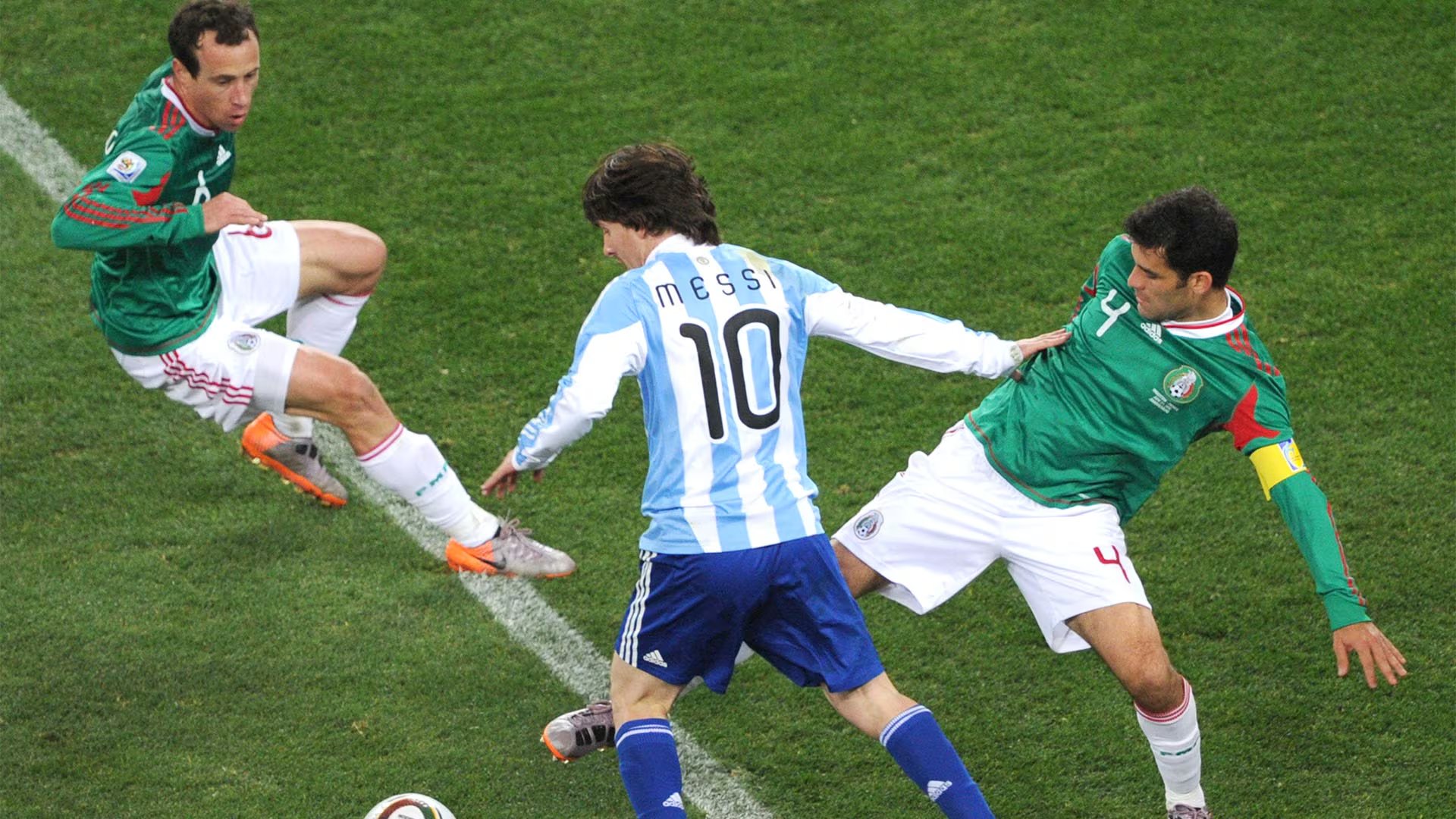 zzzzinte1Argentina's striker Lionel Messi fends off a challenge by Mexico's defender Rafael Marquez (R) and midfielder Gerardo Torrado during the 2010 World Cup round of 16 football match Argentina vs. Mexico on June 27, 2010 at Soccer City Stadium in Soweto, a suburb of Johannesburg. Argentina won 3-1. - NO PUSH TO MOBILE / MOBILE USE SOLELY WITHIN EDITORIAL ARTICLE - AFP PHOTO / PEDRO UGARTEzzzz