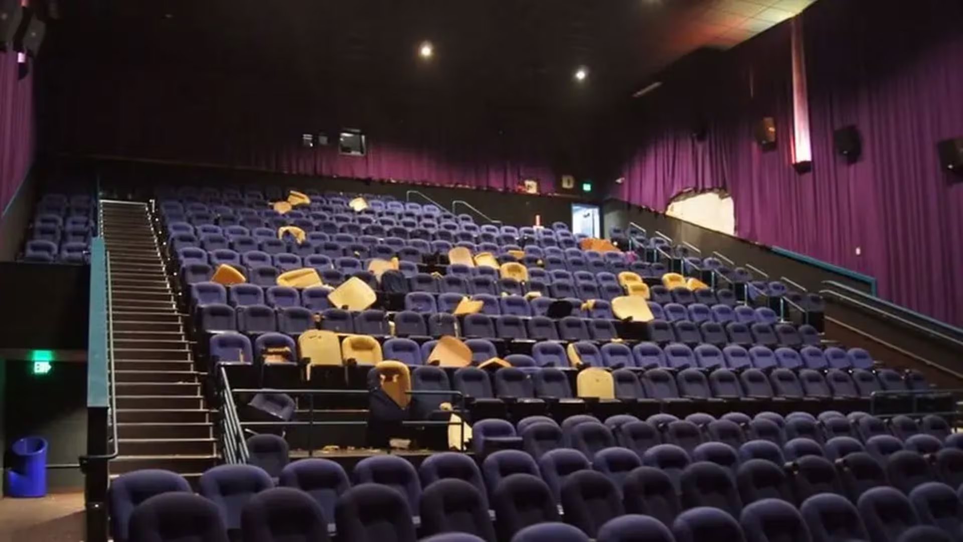 Antes del tiroteo de Aurora, James Holmes había estudiado neurociencia, se había graduado con honores y cursaba un doctorado en la Universidad de Colorado en Denver. En la foto, la sala de cine donde Holmes cometió los asesinatos (AP)