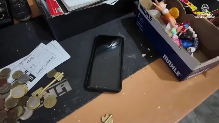 El celular que fue incautado durante los allanamientos (Gentileza: La Opinión Austral)