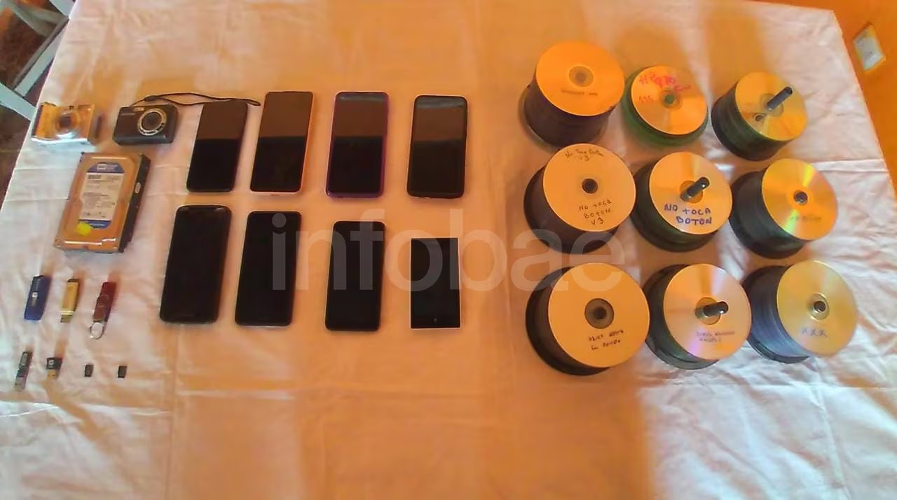 Entre el material secuestrado había teléfonos celulares, discos rígidos, memorias USB y decenas de discos cuidadosamente clasificados