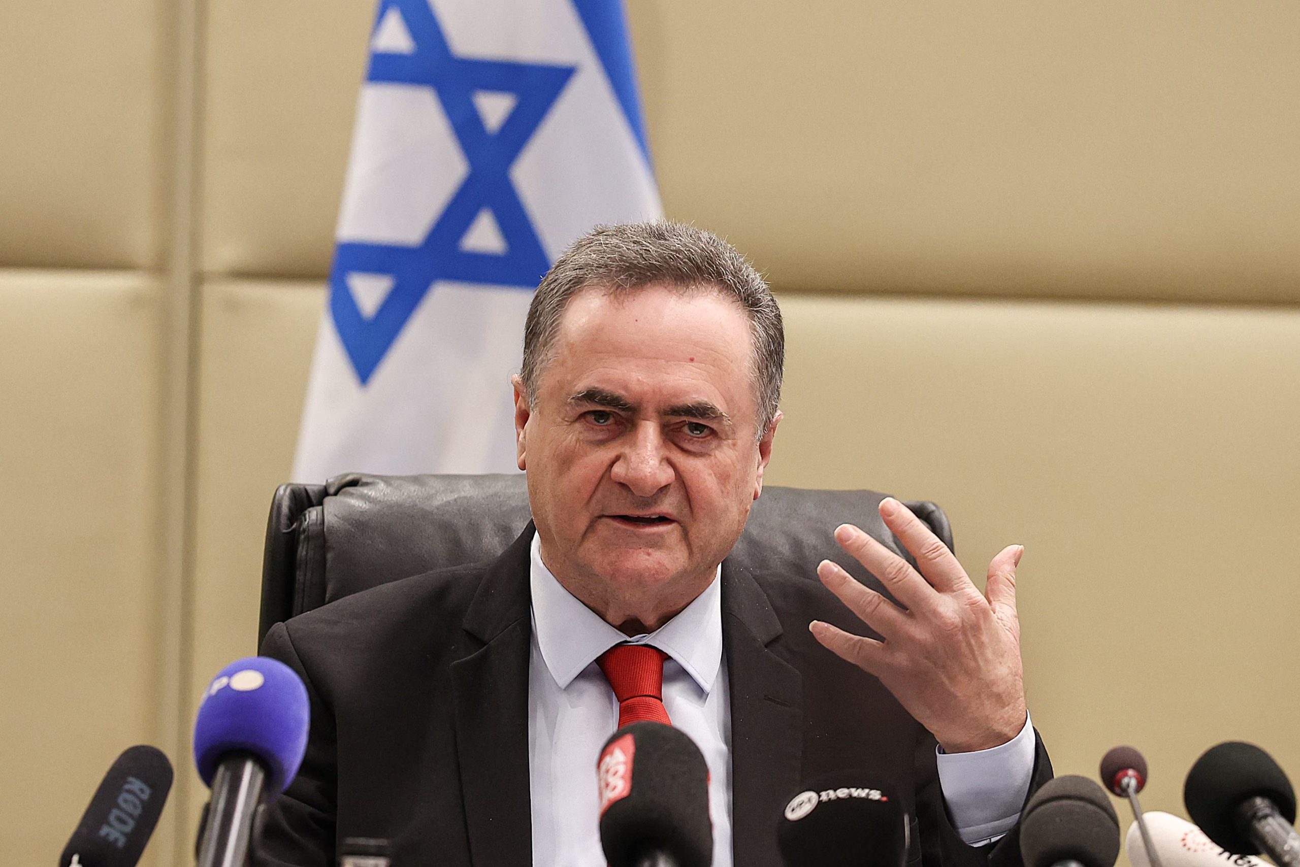 El Ministro de Defensa de Israel, Israel Katz, habla durante una reunión con su homólogo griego, Nikos Dendias, en Atenas, Grecia, el 20 de enero de 2026 (REUTERS/Louisa Gouliamaki)