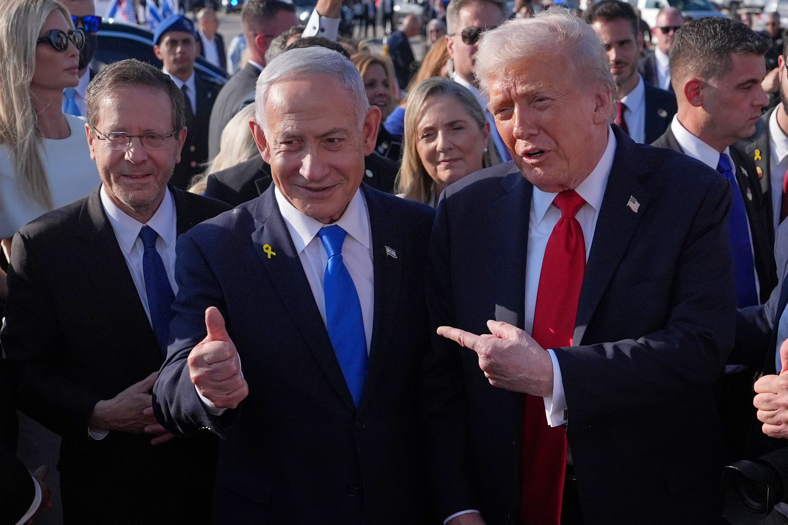 El presidente estadounidense Donald Trump con el primer ministro israelí Benjamin Netanyahu en el Aeropuerto Internacional Ben Gurion cerca de Tel Aviv, Israel, el 13 de octubre del 2025. (AP foto/Evan Vucci)